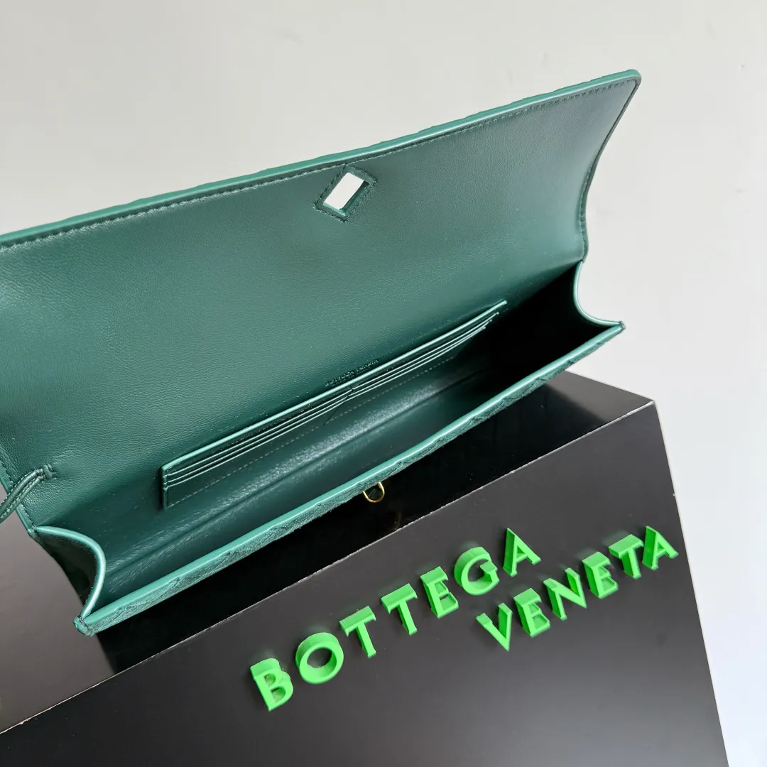 The batch of 1360 BV Andiamo evening handbags has been heavily planted again~ The designer aesthetics in the era of economic downturn are back. I fall in love with it at first sight and can't put it down. It's so beautiful and full of aura. The shape and texture are very competitive. It's light in weight and has sufficient capacity. It's a must-have for fashionistas. It's suitable for many occasions, minimalist, high-end and light luxury. Model No.: 741511 Size: 31*13*3cm